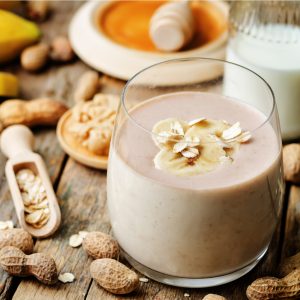 سموثي نكهة الإفطار بالموز والفول السوداني