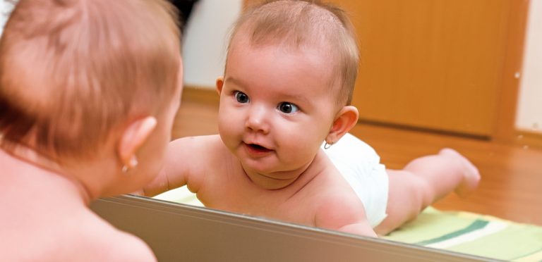 استخدام المرايا لأنشطة منتسوري للرضع